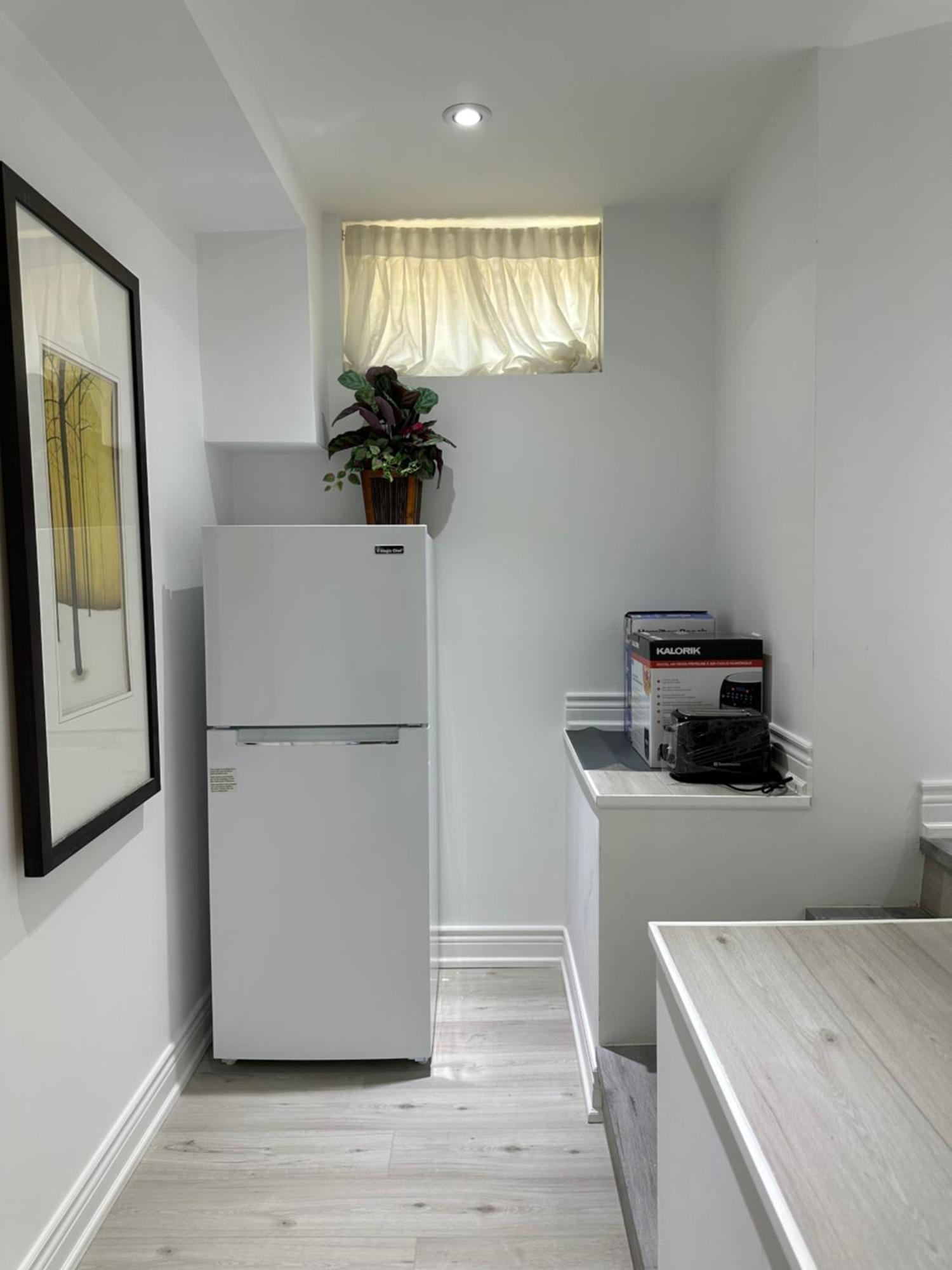 Double Bedroom On Up Or 3 Bedrooms In Basement Near Eglinton Subway Station Toronto Esterno foto