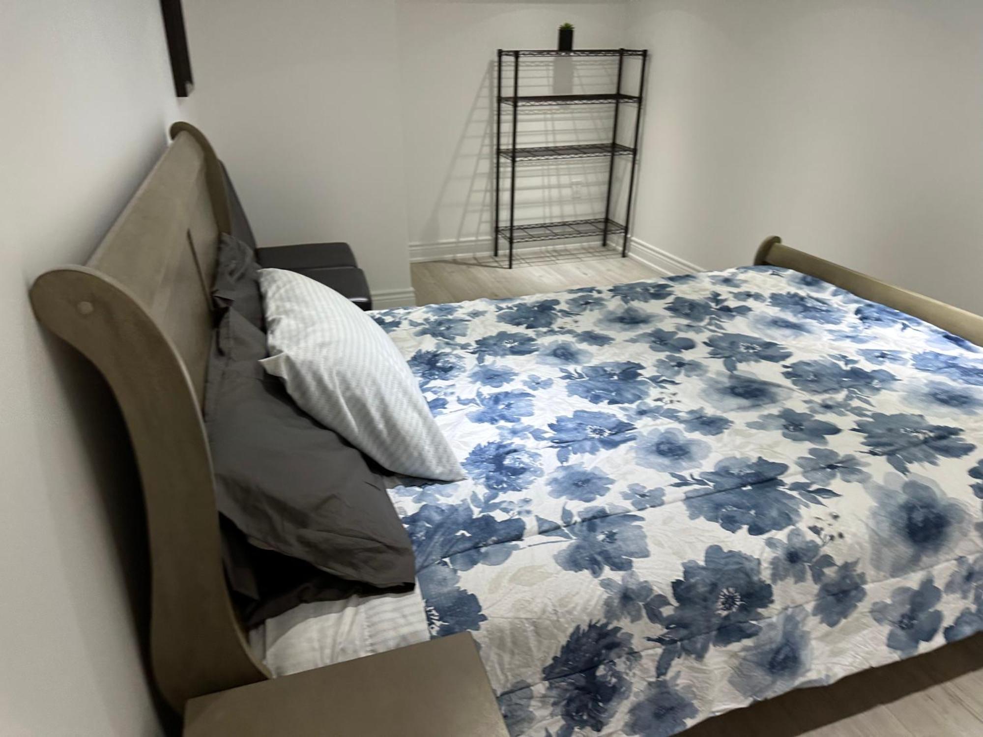 Double Bedroom On Up Or 3 Bedrooms In Basement Near Eglinton Subway Station Toronto Esterno foto
