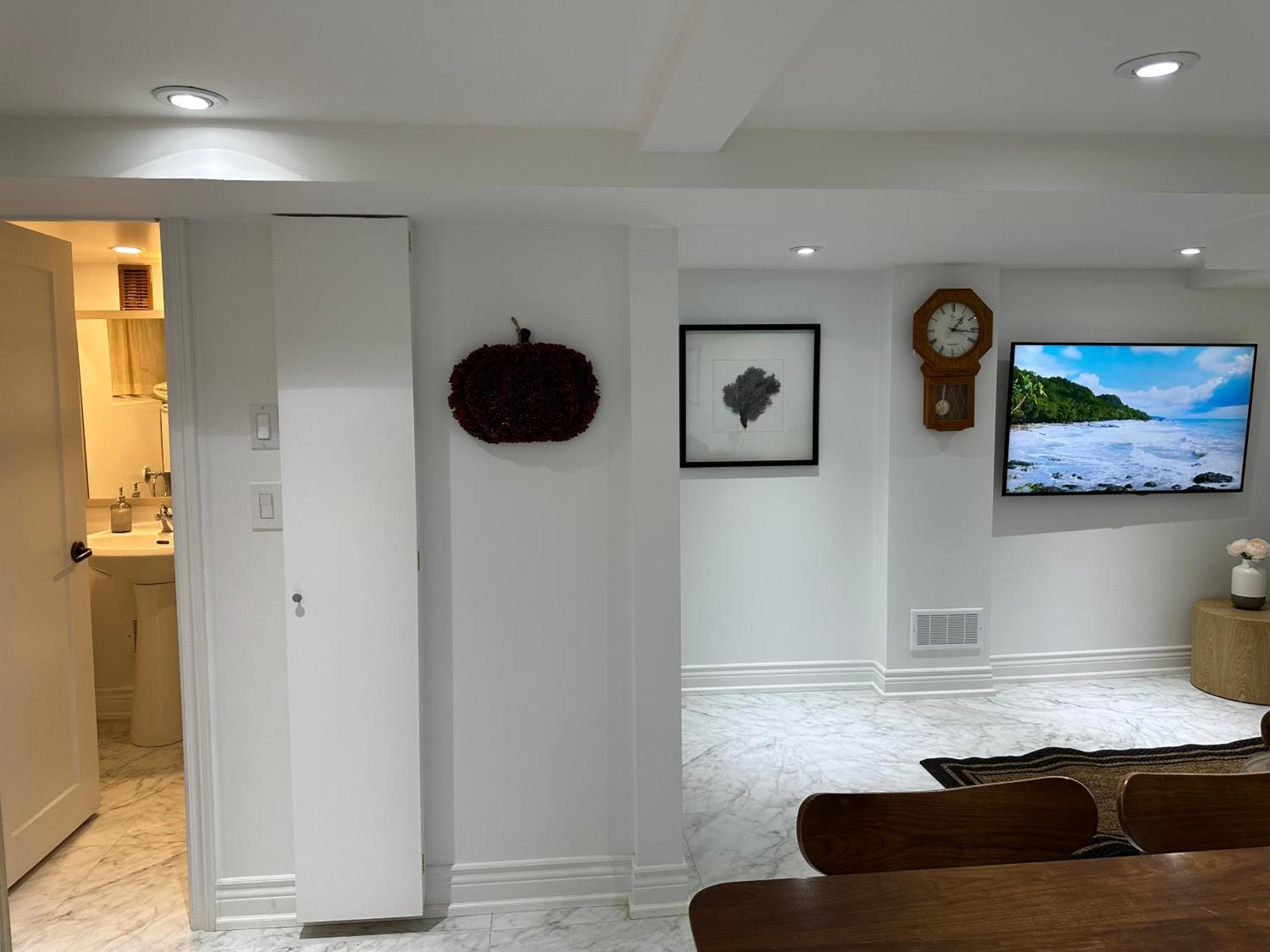 Double Bedroom On Up Or 3 Bedrooms In Basement Near Eglinton Subway Station Toronto Esterno foto