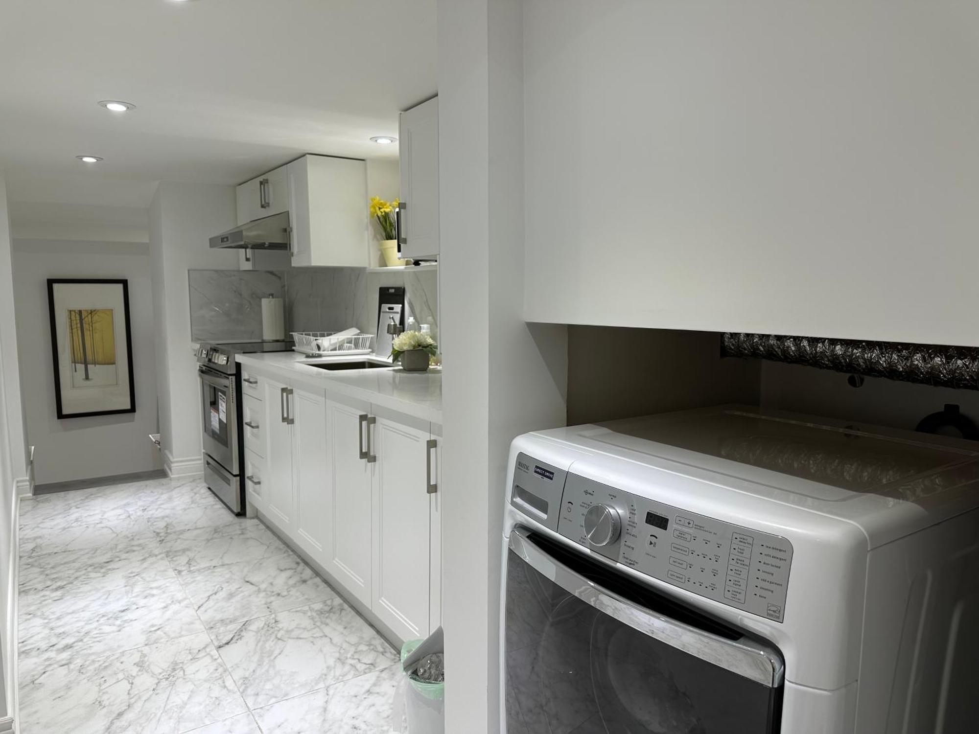 Double Bedroom On Up Or 3 Bedrooms In Basement Near Eglinton Subway Station Toronto Esterno foto