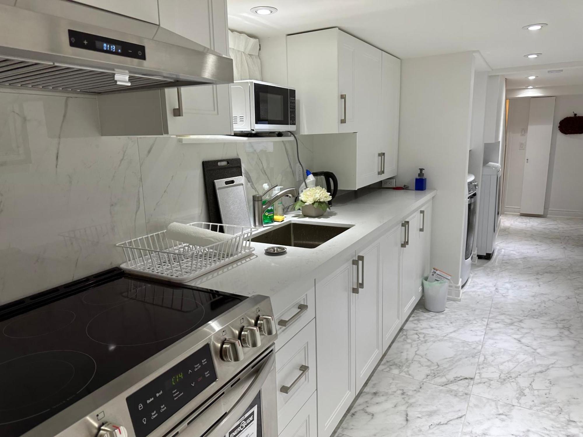 Double Bedroom On Up Or 3 Bedrooms In Basement Near Eglinton Subway Station Toronto Esterno foto