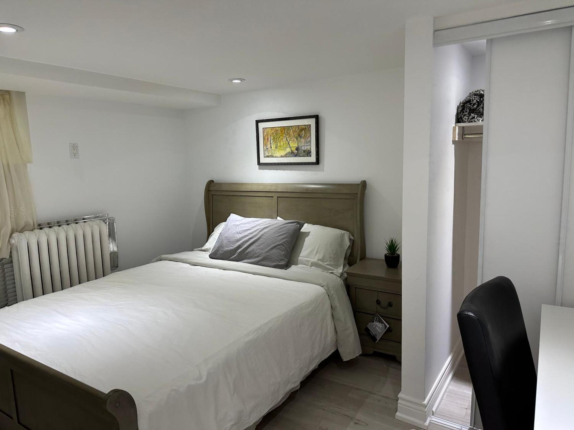 Double Bedroom On Up Or 3 Bedrooms In Basement Near Eglinton Subway Station Toronto Esterno foto