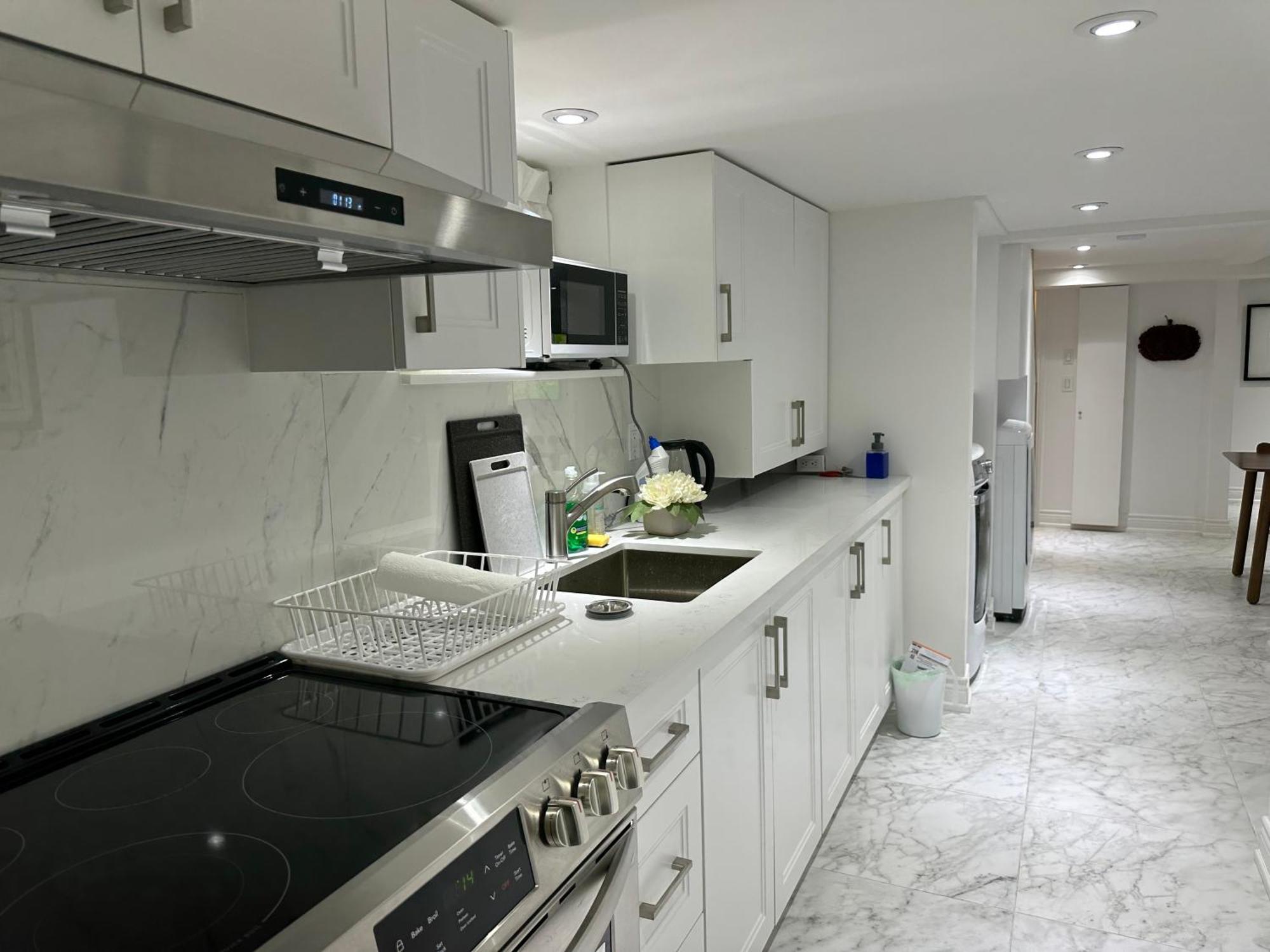 Double Bedroom On Up Or 3 Bedrooms In Basement Near Eglinton Subway Station Toronto Esterno foto